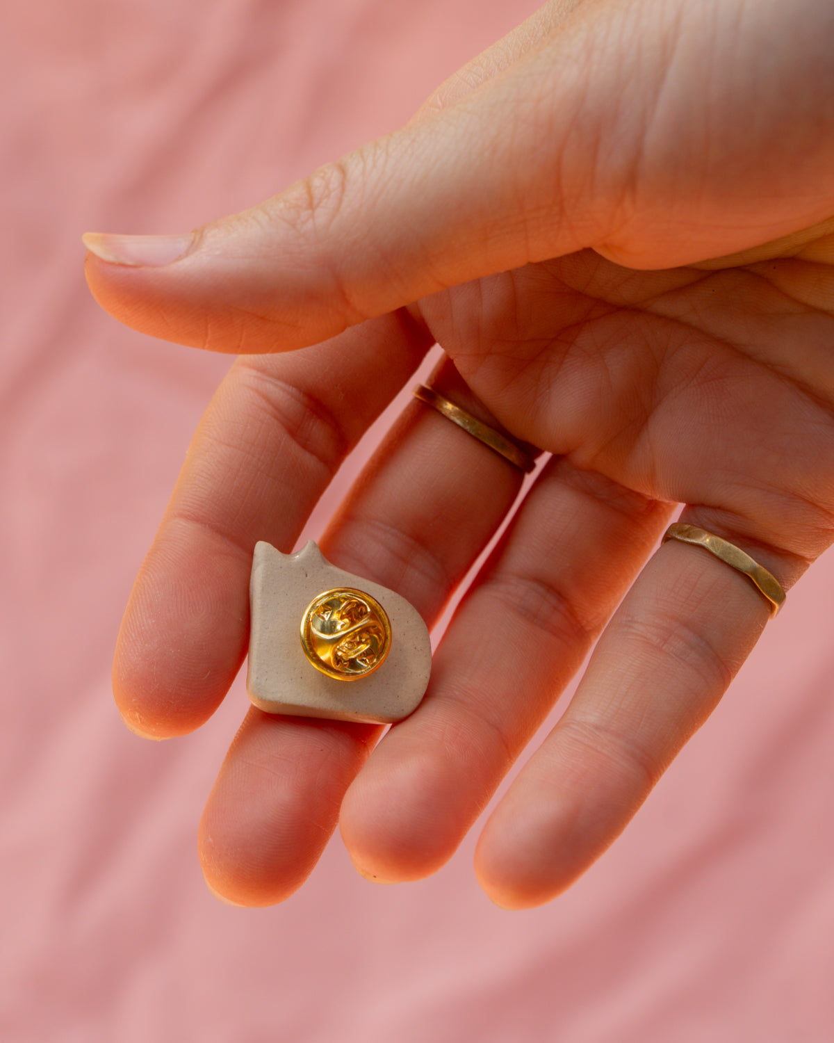 Right-Facing Cat Badge